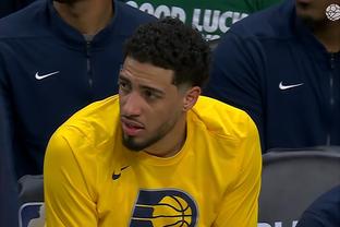 Cole: Khả năng của Curry luôn khiến tôi ngạc nhiên khi anh ấy phải bước ra và chơi Carry